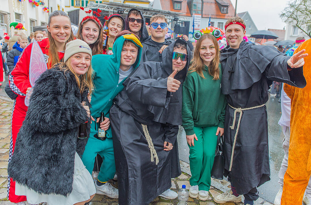 Buntes Faschingstreiben begeistert groß und klein.