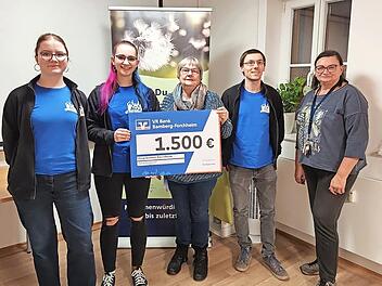 Die AGJ &uuml;bergab einen 1500-Euro-Spendenscheck (v.&nbsp;l.): Patricia Schlund, Verena Lauer, Ulrike Jochemczyk, Daniel Saffer und Gabriele Greif.