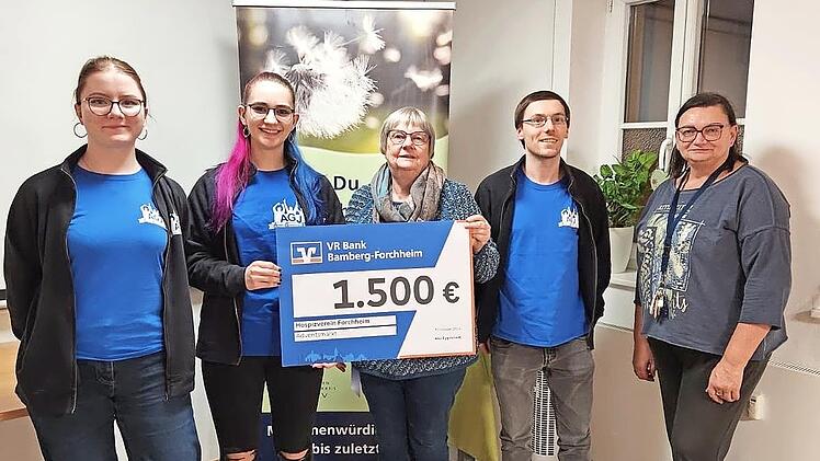 Die AGJ &uuml;bergab einen 1500-Euro-Spendenscheck (v.&nbsp;l.): Patricia Schlund, Verena Lauer, Ulrike Jochemczyk, Daniel Saffer und Gabriele Greif.