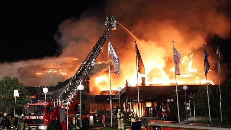 Am Samstagabend (12.05.2012) kommt es in Fichtelberg-Neubau (Lkr. Bayreuth) zu einem Großbrand im Kristallbad.