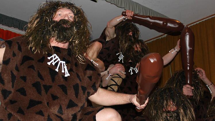 Die "Bierraten" gingen bei ihrem Tanz ganz in ihrer Rolle als Höhlenmenschen auf. Fotos: nat