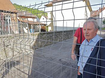 Zweiter Bürgermeister Franz Diez beim Ortstermin. Die Gemeinderäte schauten sich die Mauer in der Nähe des Dorfplatzes an, die der VfR geöffnet sehen möchte wegen des bevorstehenden Weinfestes vom 13. bis 14. Juli. Foto: Gerd Schaar