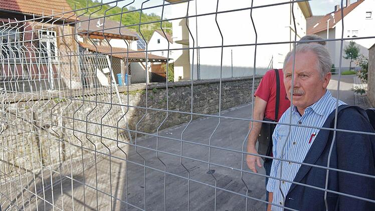 Zweiter Bürgermeister Franz Diez beim Ortstermin. Die Gemeinderäte schauten sich die Mauer in der Nähe des Dorfplatzes an, die der VfR geöffnet sehen möchte wegen des bevorstehenden Weinfestes vom 13. bis 14. Juli. Foto: Gerd Schaar
