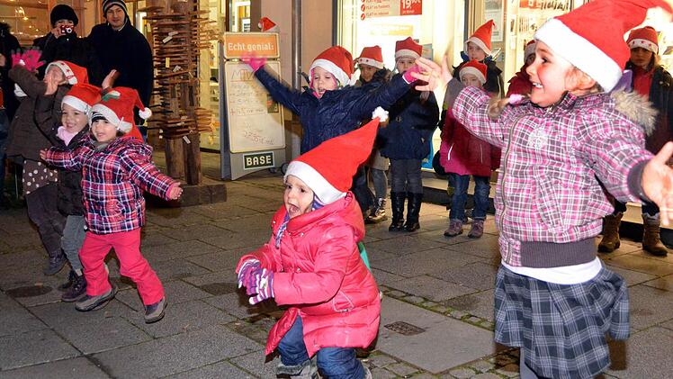 Vorführung der Tanzschule Drosd Tessari auf dem Weihnachtsmarkt in Bad Kissingen