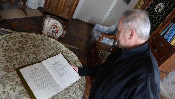 Rudolf Tischer schmökert im Kommentarbuch zum Herzensschrein. Foto: Ronald Rinklef