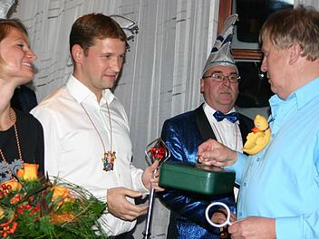 In früheren Jahren übergab Bürgermeister Willi Sendelbeck (rechts) am 11.11. gerne die Gemeindekasse ans Prinzenpaar und Sitzungspräsident Dieter Fürth, auf dass sie diese weiter füllen mögen. FT-Archivfoto: K. Güthlein