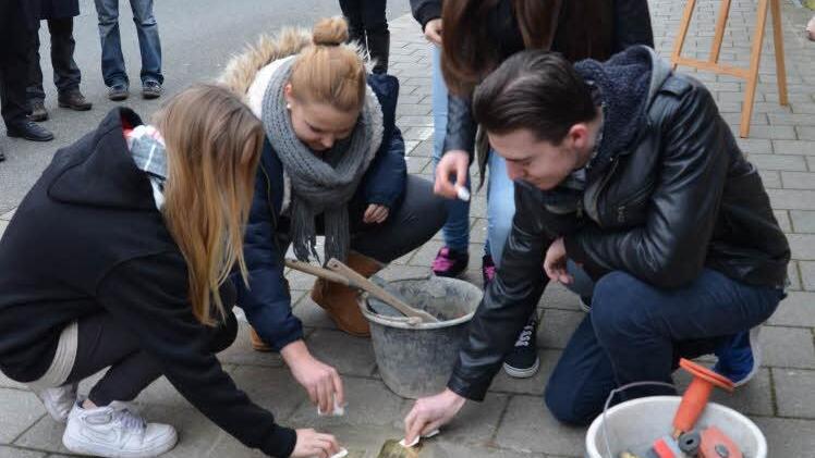 Die Schüler polierten die Stolpersteine mit der Hand, damit niemand das glänzende Messing am Gehsteig übersieht.