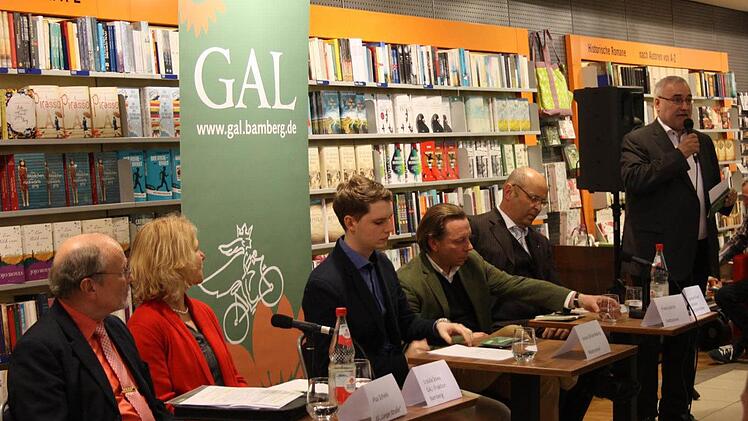 Bei der Diskussion (von links): Pius Schiele, Ursula Sowa, Jonas Glüsenkamp, Franz Ullrich, Heribert Trunk, Wolfgang Grader Foto: R. Wagner