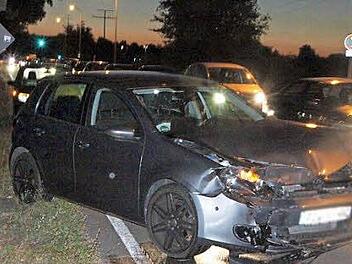 Das beschädigte Auto des Unfallverursachers Foto: Michael Busch