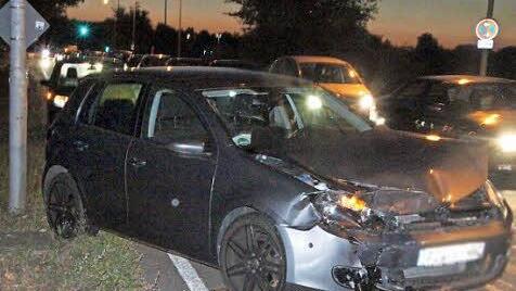 Das beschädigte Auto des Unfallverursachers Foto: Michael Busch