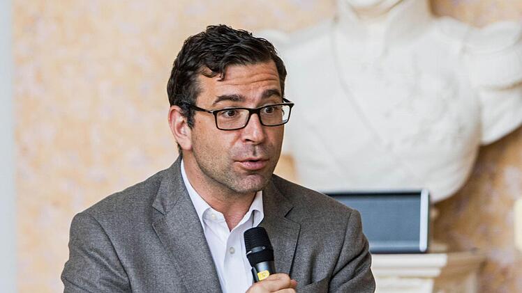 Als Hausherr begrüßte Intendant Bodo Busse die Nachwuchs-Mimen im Spiegelsaal des Landestheaters.Foto: Jochen Berger