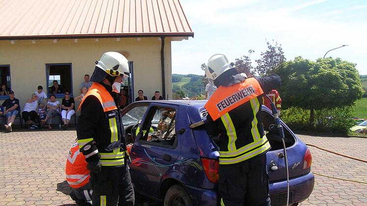 Bergung von Verletzten aus dem Auto. Foto: Wolfgang Saam