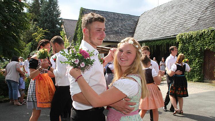 Die elf Kerwapärchen waren eine echte Augenweide, hier tanzten sie im Hof der Familie Wagner. Foto: Sonny Adam