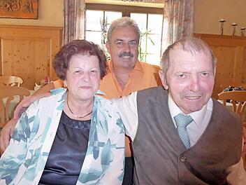 Das Ehepaar Anni und Hans Fibich mit dem Bürgermeister Foto: Heidi Amon