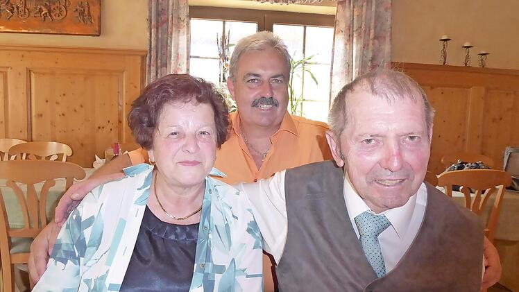 Das Ehepaar Anni und Hans Fibich mit dem Bürgermeister Foto: Heidi Amon