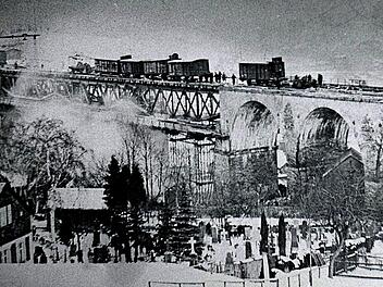 Vom Trogenbachviadukt stürzte der Güterzug im Bereich des Friedhofs in die Tiefe. Foto: Sammlung Christian Gloël