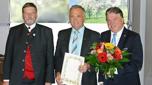 Mit der höchsten Auszeichnung des Landesverbands, der "Goldenen Rose", wurde Kulmbachs Kreisvorsitzender Günter Reif (Mitte) geehrt. Mit im Bild Präsident Wolfram Vaitl (links) und Landrat Klaus Peter Söllner Fotos: Werner Reißaus