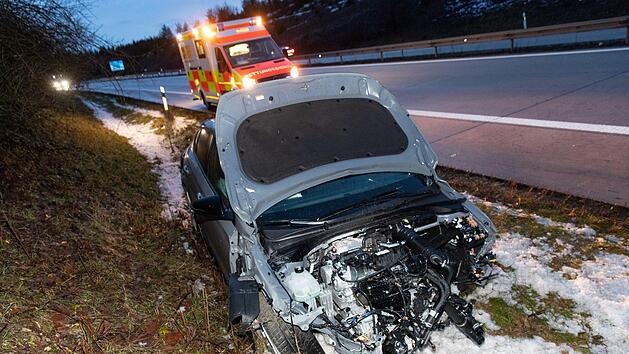 Auf der A73 bei Lautertal hat sich am Sonntagnachmittag ein schwerer Unfall ereignet. Ein Fahrer war mit seinem Auto in die Mittelleitplanke gekracht. Foto: Ittig/News5