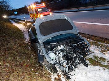 Auf der A73 bei Lautertal hat sich am Sonntagnachmittag ein schwerer Unfall ereignet. Ein Fahrer war mit seinem Auto in die Mittelleitplanke gekracht. Foto: Ittig/News5 Auf der A73 bei Lautertal hat sich am Sonntagnachmittag ein schwerer Unfall ereignet. Ein Fahrer war mit seinem Auto in die Mittelleitplanke gekracht. Foto: Ittig/News5