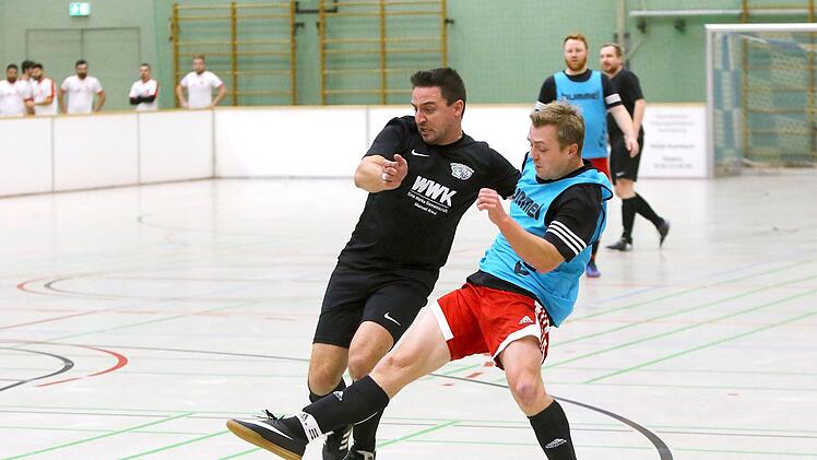 Manuel Kreul (SG Burghaig/VfB II, links) im Duell mit dem Kirchleuser Alexander Limmer.
