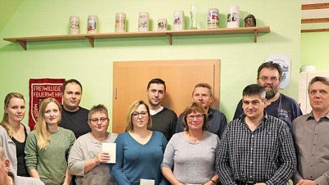 Buchgeschenke gab es f&uuml;r die Mitglieder des Obst- und Gartenbauvereins Boxbrunn und Umgebung, die zur Obstbaumpflanzaktion beigetragen hatten. Foto: privat