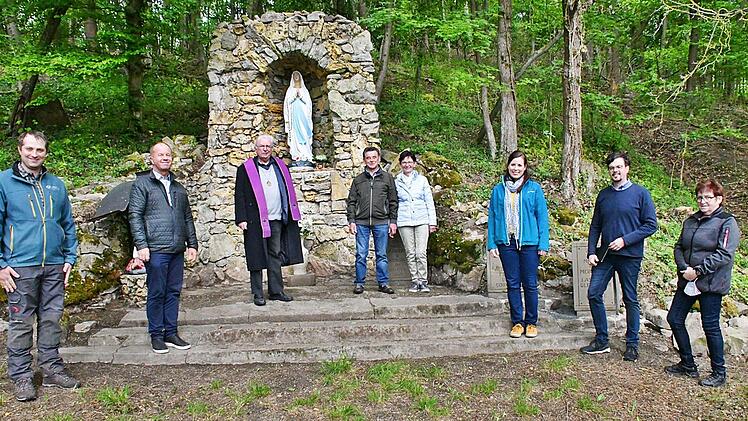 Im Rahmen einer kleinen Maiandacht wurde die Lourdesgrotte am Petersberg in Maria Bildhausen gesegnet. Unser Bild zeigt von links: Förster Sebastian Fohl, Gesamtleiter Rainer Waldvogel, Pater Gottfried Scheer, Werner und Siglinde Schmitt, Gemeindereferentin Maria Krines, Matthias Guck und Karola Schneider-Draxler. Foto: Friedrich