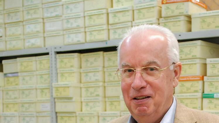 Seniorchef Hans-Joachim Wolter zeigt einen "Ur-Waldi", einen Ski-Schuh.