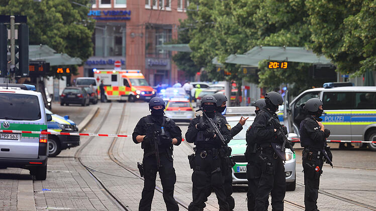 Polizisten und Rettungskräfte stehen in der Innenstadt. In Würzburg hat ein Mann wahllos Menschen mit einem Messer attackiert.