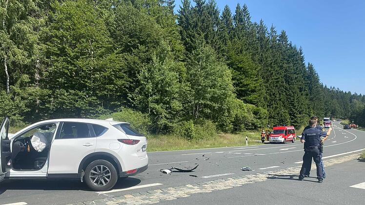 Zwei Autos kollidieren im Kreuzungsbereich