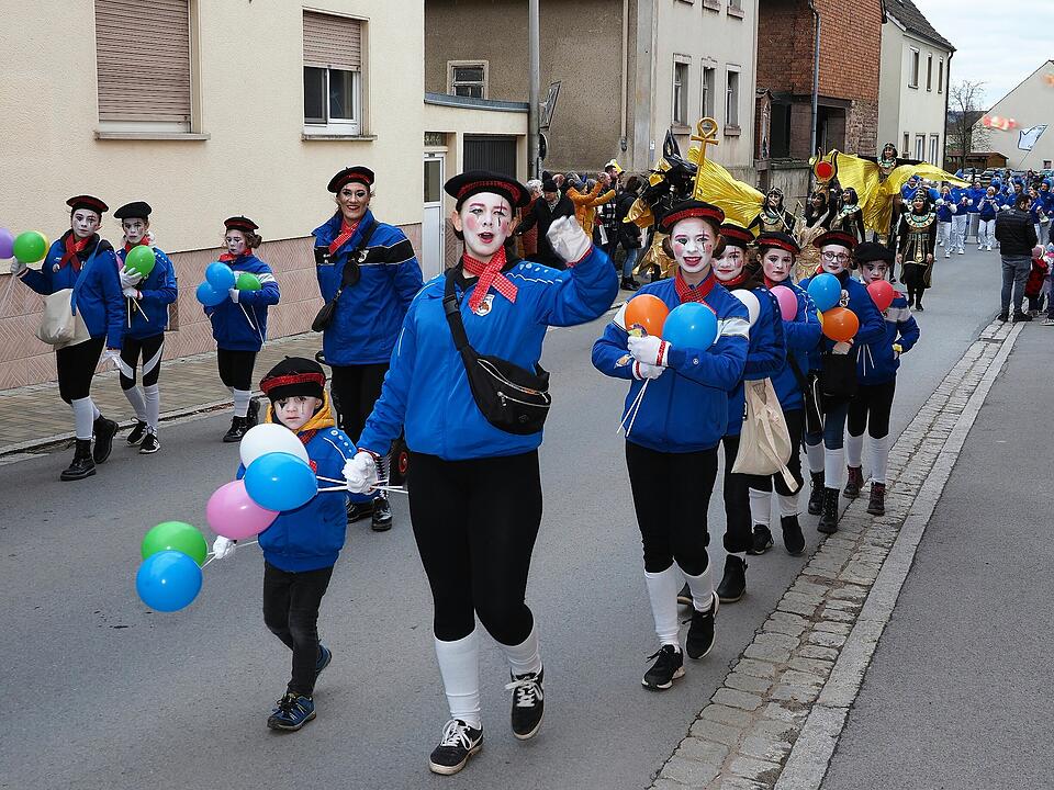 Mit vielen Fuß- und Musikgruppen