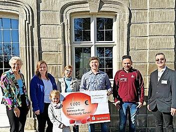 Die Spendenübergabe der Freiwilligen Feuerwehr Schwarzenbach an die Behindertenhilfe.