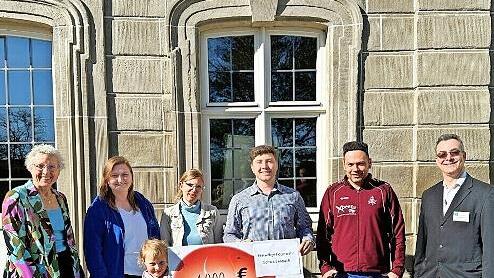 Die Spendenübergabe der Freiwilligen Feuerwehr Schwarzenbach an die Behindertenhilfe.