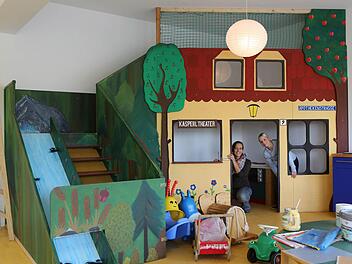 Kinderbetreuung in der MGO: Am 20. November soll die "Großtagespflege" (nicht Kita, da wir Tagesmütter anstatt Erziehrinnen haben) eröffnet werden. Heute bemalen die zwei Tagesmütter, die die Kinder betreuen werden, die weißen Wände mit Motiven für die kleinen Steppkes; Foto: Barbara Herbst