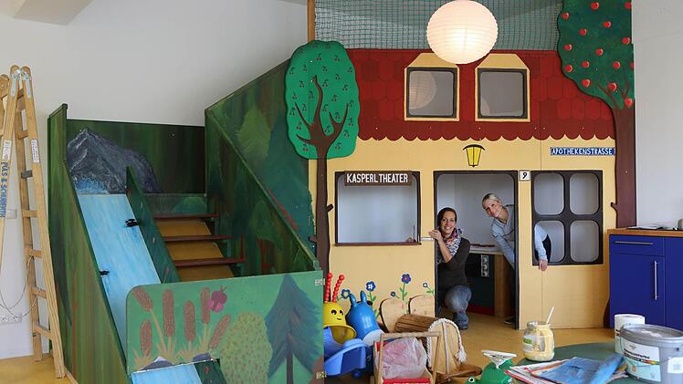 Kinderbetreuung in der MGO: Am 20. November soll die "Großtagespflege" (nicht Kita, da wir Tagesmütter anstatt Erziehrinnen haben) eröffnet werden. Heute bemalen die zwei Tagesmütter, die die Kinder betreuen werden, die weißen Wände mit Motiven für die kleinen Steppkes; Foto: Barbara Herbst