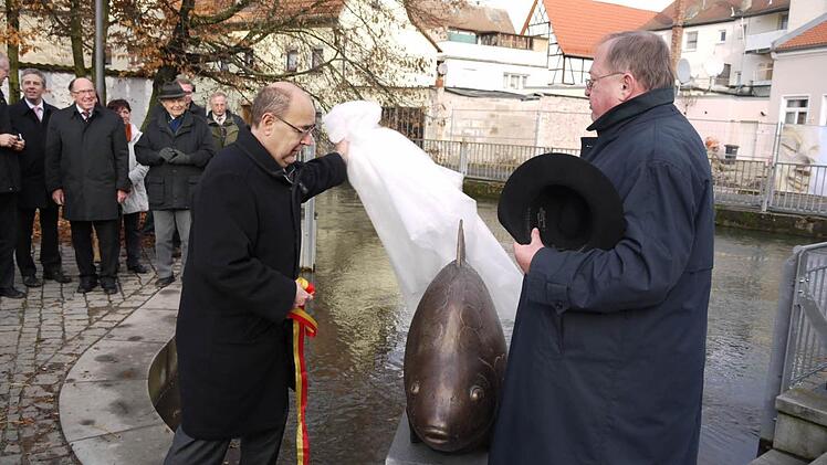 Oberbürgermeister Franz Stumpf und Dieter George (r.), der Vorsitzende des Heimatvereins, enthüllen den bronzenen Cypriniden. Foto: Pauline Lindner
