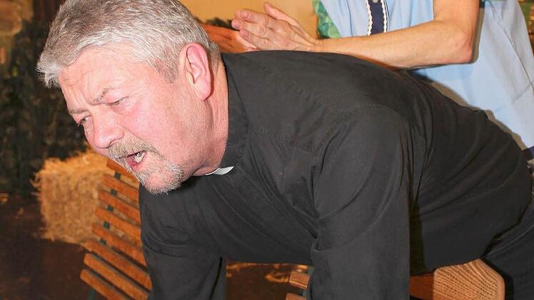 Wenn Bilder sprechen könnten: Sichtlich "genießt" Pfarrer Adam Fuchs (Dieter Kraft) die Rückenmassage von Agnes (Christine Brauer).