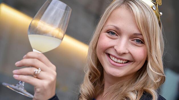 Die Fr&auml;nkische Weink&ouml;nigin Marion Wunderlich verkostet auf einem Weingut in Randeracker am Rande der Pressekonferenz zur Erntebilanz des Fr&auml;nkischen Weinbauverbands einen hefetr&uuml;ben Jungwein. Foto: David Ebener/dpa