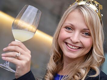 Die Fränkische Weinkönigin Marion Wunderlich verkostet auf einem Weingut in Randeracker am Rande der Pressekonferenz zur Erntebilanz des Fränkischen Weinbauverbands einen hefetrüben Jungwein. Foto: David Ebener/dpa