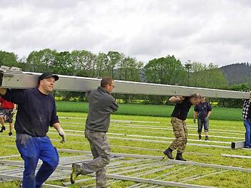 Mehr als 40 freiwillige Helfer stellten das 3000 Personen fassende Festzelt in Au auf. Die Feuerwehr hat für ihr 125-jähriges Gründungsjubiläum am kommenden Wochenende ein abwechslungsreiches Programm auf die Beine gestellt.  Foto: Heike Schülein