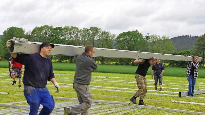 Mehr als 40 freiwillige Helfer stellten das 3000 Personen fassende Festzelt in Au auf. Die Feuerwehr hat für ihr 125-jähriges Gründungsjubiläum am kommenden Wochenende ein abwechslungsreiches Programm auf die Beine gestellt.  Foto: Heike Schülein