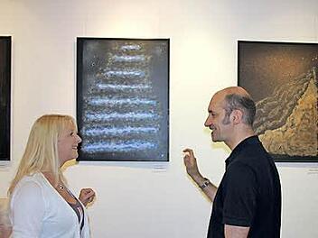 Nach der Eröffnung erklärte der Künstler Sven Götz den Ausstellungsbesuchern die Besonderheiten seiner Bilder. Foto: Mariell Dörrschmidt