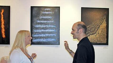 Nach der Eröffnung erklärte der Künstler Sven Götz den Ausstellungsbesuchern die Besonderheiten seiner Bilder. Foto: Mariell Dörrschmidt