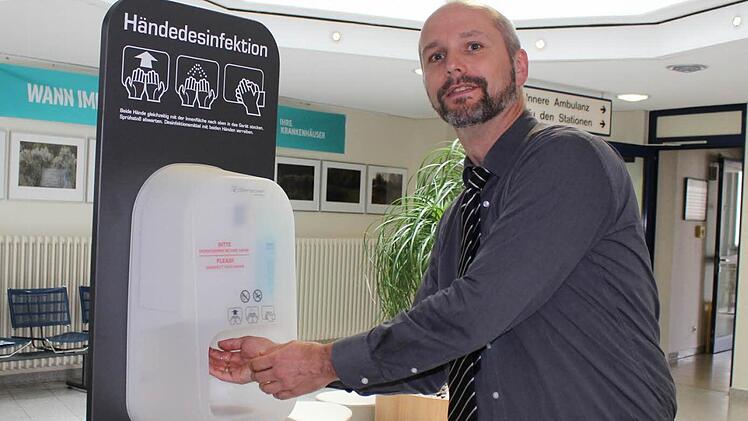 Verwaltungschef Albert Prickarz testet die Desinfektionsanlage im Foyer des Höchstadter Krankenhauses.
