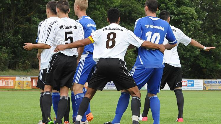Freund und Feind im Griff: David Thomas (8) vom SV Euerbach/Kützberg beim Gastspiel in Münnerstadt. Foto: Hopf