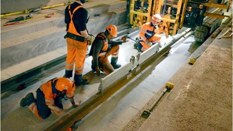 Beim Gleisbau im Gotthard-Basistunnel wird Millimeterarbeit geleistet. Foto: Transtec Gotthard