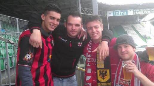 Christopher Ramming (2. von links) ist überzeugter Fan des SC Freiburg und weiß hier (von links) André Weschta, Johannes Buckreus und , Christian Lehnhardt an seiner Seite.
