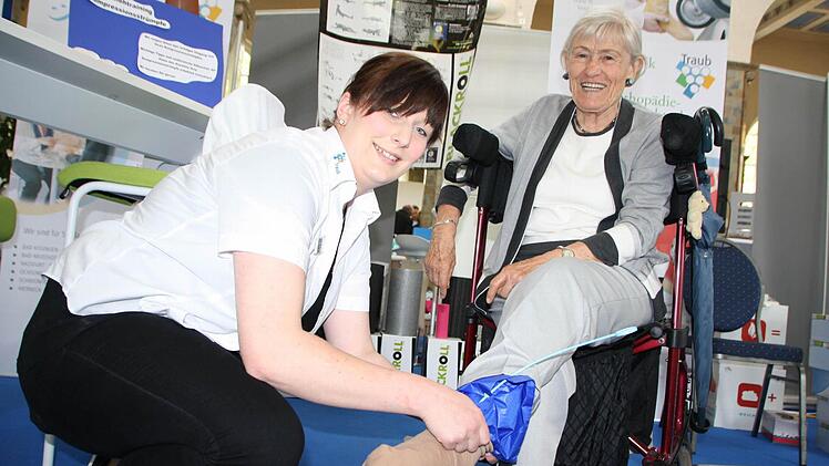 Sandra Keß vom Sanitätshaus Traub führt eine Anziehhilfe für Kompressionsstrümpfe vor. Fotos: Ralf Ruppert