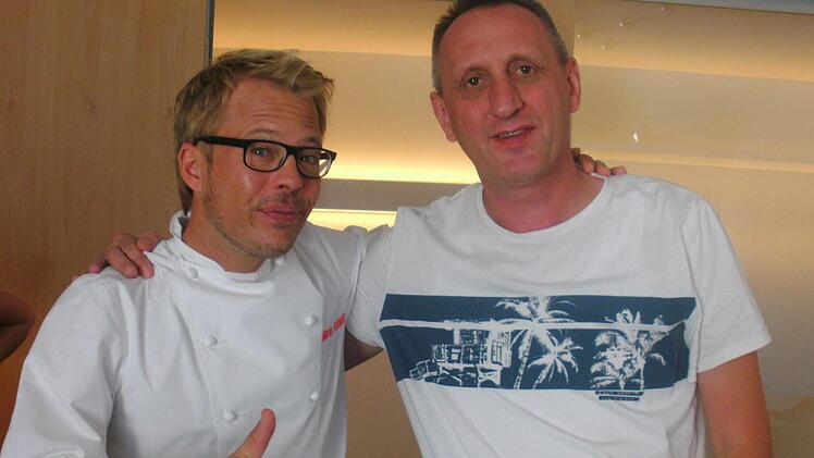 Profi-Koch Mario Kotaska (l.) ist von Bernhard Hereths (r.) Rezepten und Können überzeugt und streckt den Daumen hoch.  Foto: Hereth