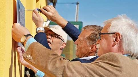 Archtiekt Stefan Richter schraubt hier mit Hilfe von Forstbetriebsleiter Wolfram Zeller und Servicestellenleiter Theodor Escherich das Namenschild an. Foto: Kupka-Hahn