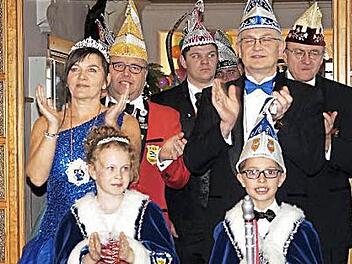 Spaß in Rehau hatten Sabine I. und Robert I. sowie das Kinderprinzenpaar Heidi I. und Hannes I. zusammen mit Präsident Wieland Beierkuhnlein (re.) und 2. Präsident Jürgen Deuerling (li).  Foto: privat